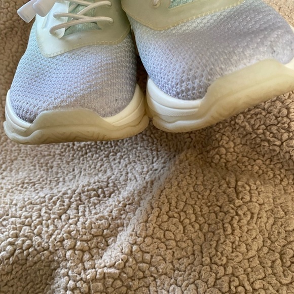 Steve Madden Myle NY 90 Iridescent Blue Multicolor Sneakers, Size 8 Medium - Picture 7 of 11